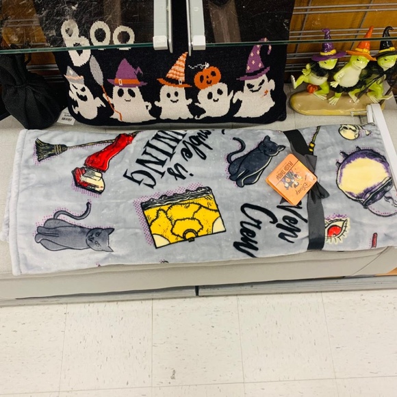 Disney Hocus Pocus Throw Blanket 50in X 70 in - Picture 7 of 9